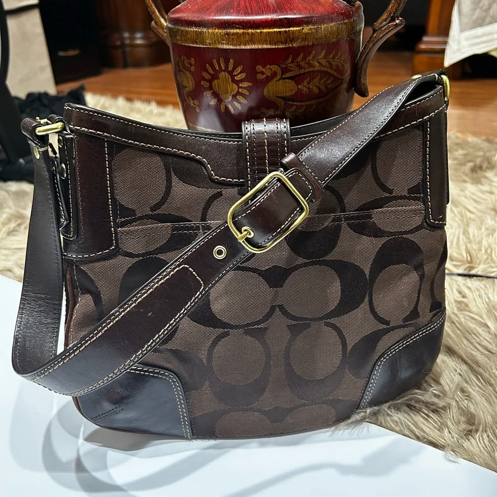 Coach Brown Hamptons Signature Shoulder‎ Bag